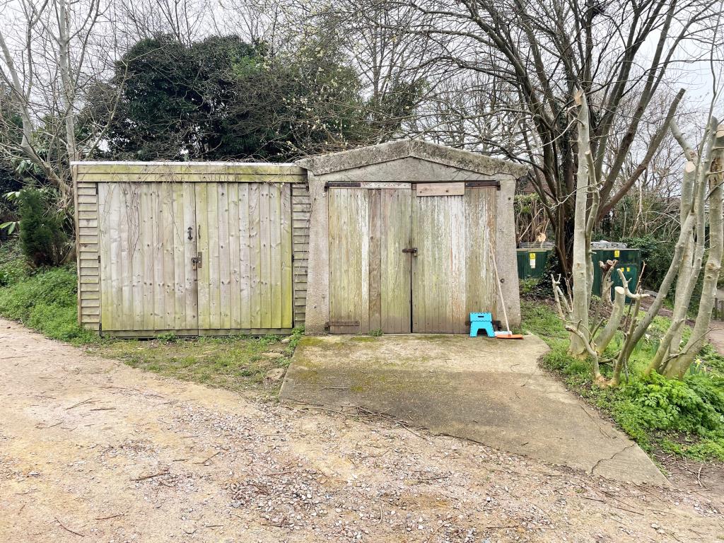 Lot: 53 - GARAGES AND LAND WITH POTENTIAL -